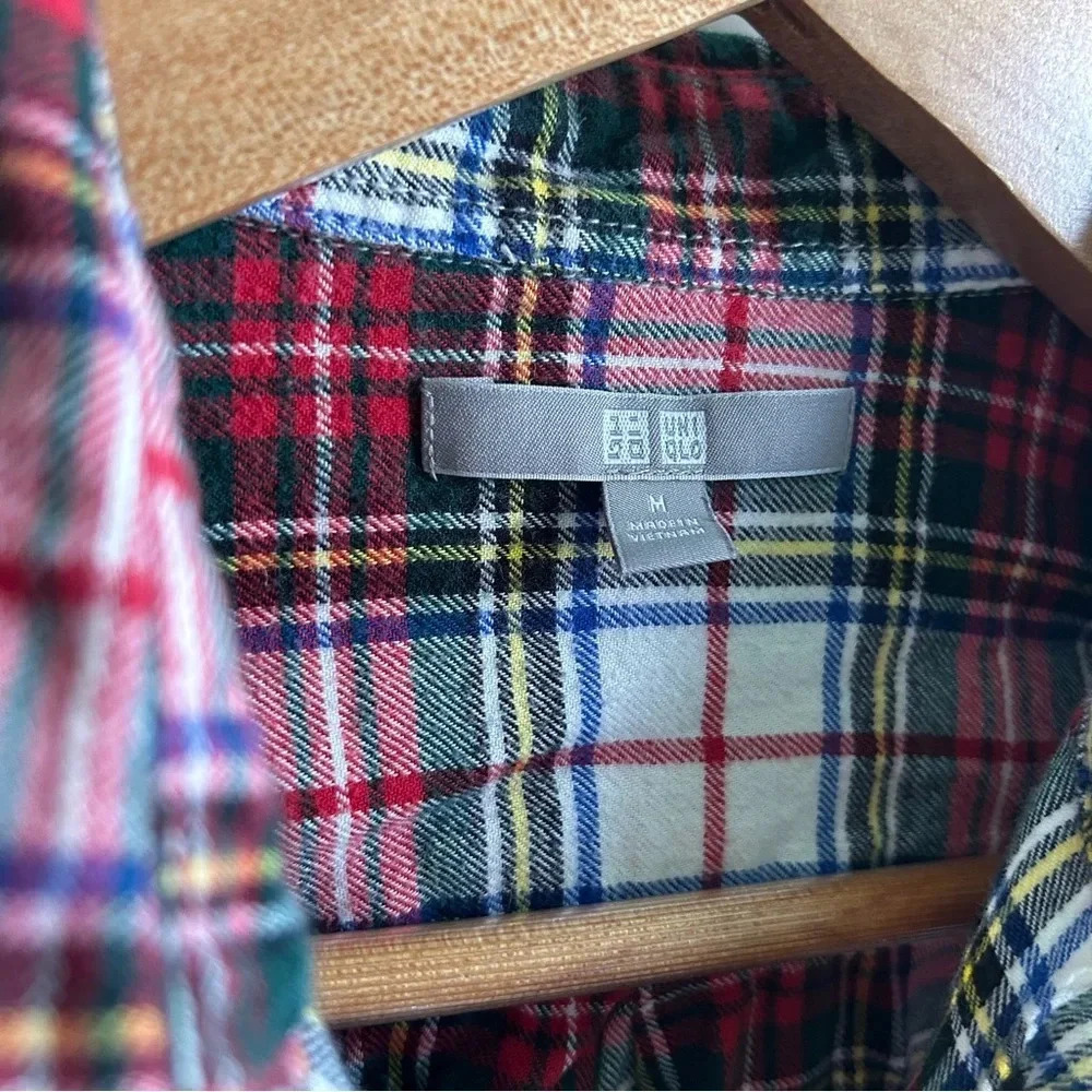 EUC Uniqlo size M women's button down plaid flannel shirt Christmas perfection - Picture 2 of 7
